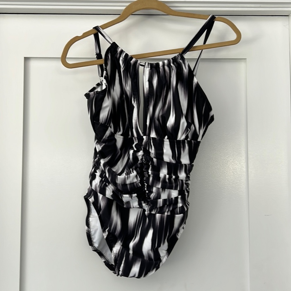 New no tags magicsuit swimsuit